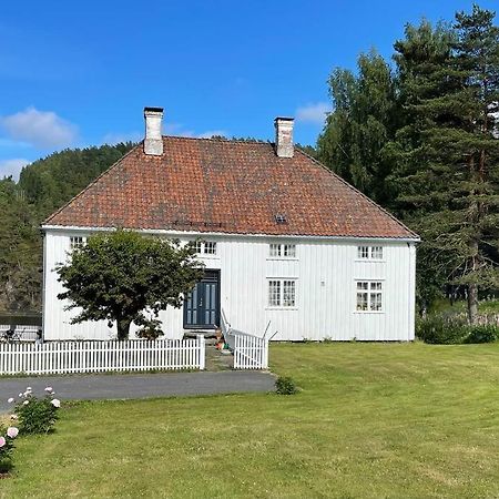 Bosvik Gard, Nyrenovert Leilighet I Hovedhus Fra 1756 Risør Exterior foto