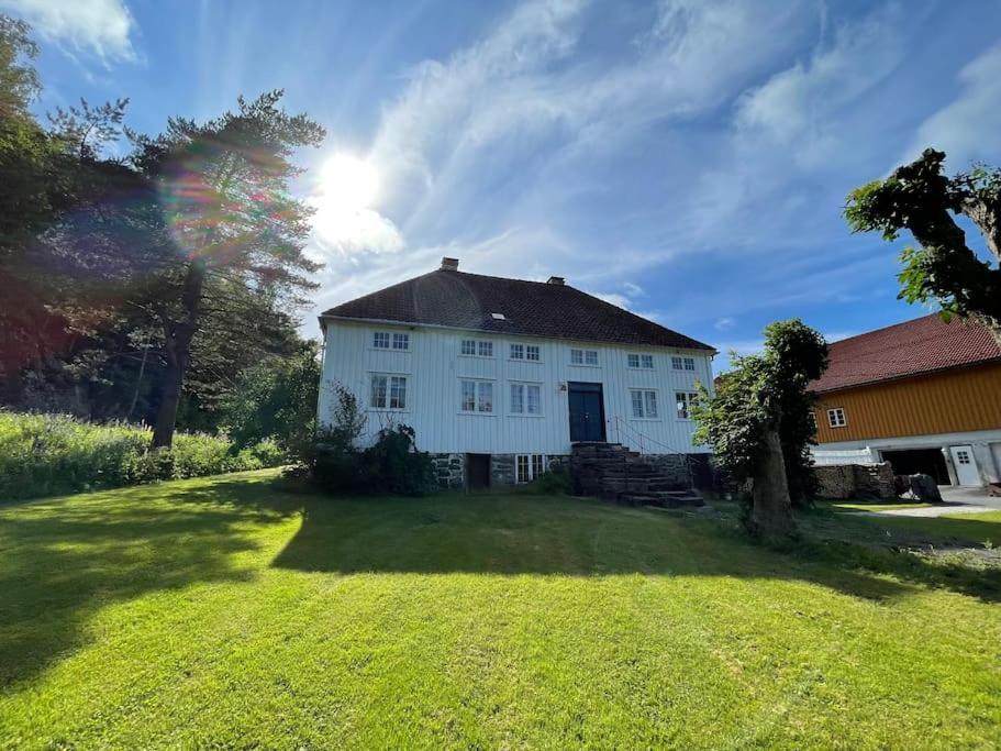 Bosvik Gard, Nyrenovert Leilighet I Hovedhus Fra 1756 Risør Exterior foto