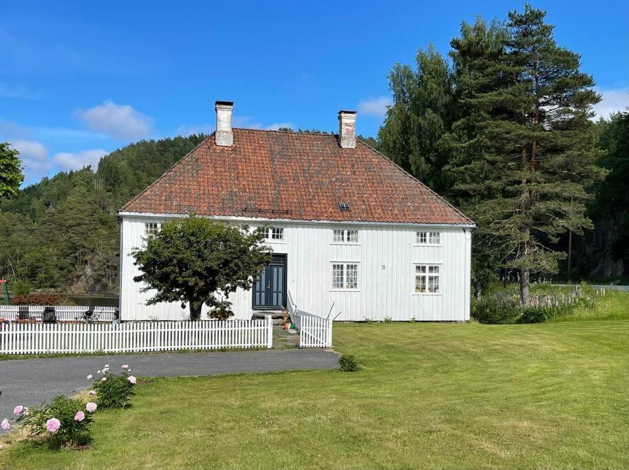 Bosvik Gard, Nyrenovert Leilighet I Hovedhus Fra 1756 Risør Exterior foto