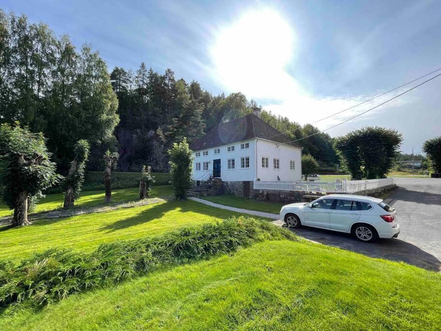 Bosvik Gard, Nyrenovert Leilighet I Hovedhus Fra 1756 Risør Exterior foto